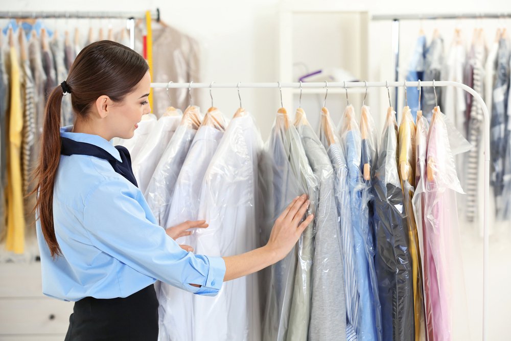 Female,Worker,In,Dry-cleaning,Salon